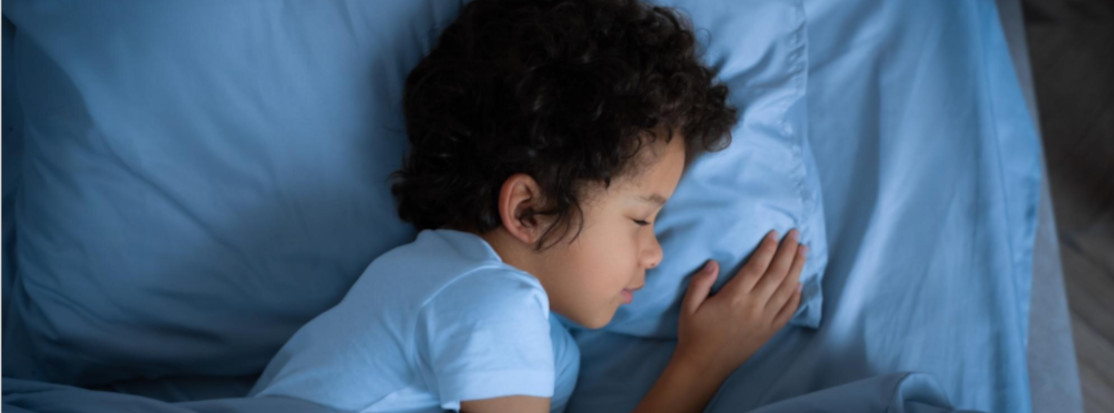 niño acostado en cama